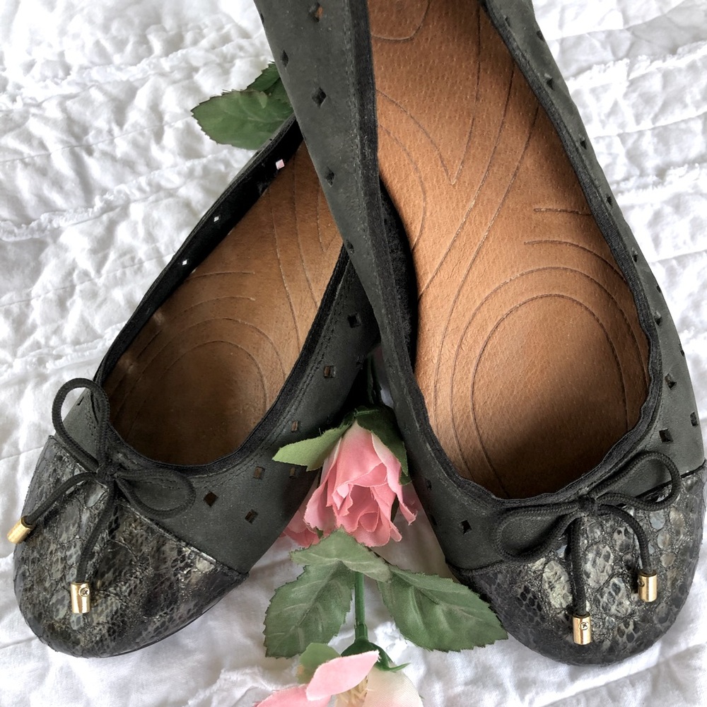 🌸Clarks ballet flat shoes with a toe cap detail.